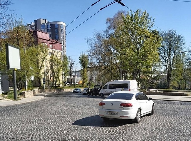 У Львові стріляли в автомобіль волонтера