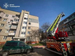 У Дрогобичі поліцейські винесли чоловіка з палаючої квартири