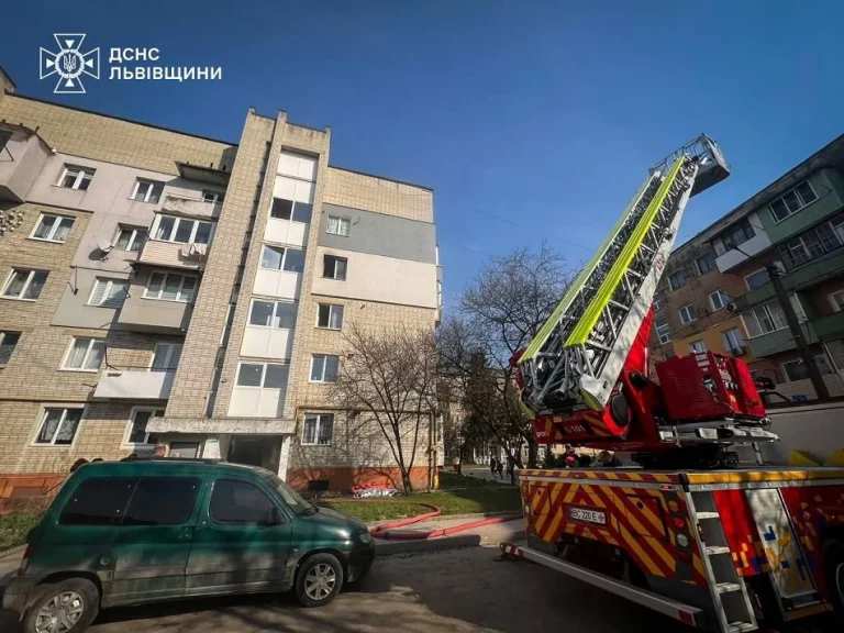 У Дрогобичі поліцейські винесли чоловіка з палаючої квартири