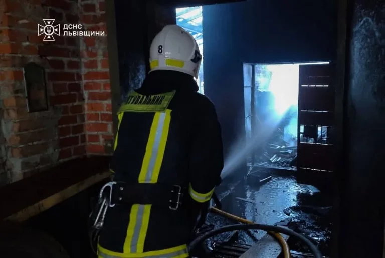 На Дрогобиччині вогнеборці ліквідували пожежу в будівлі
