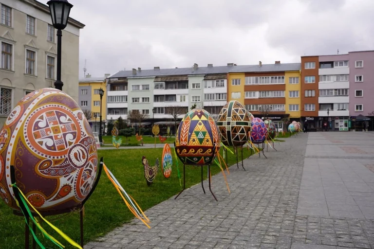 На площі Ринок у Дрогобичі розгорнули Великодні декорації
